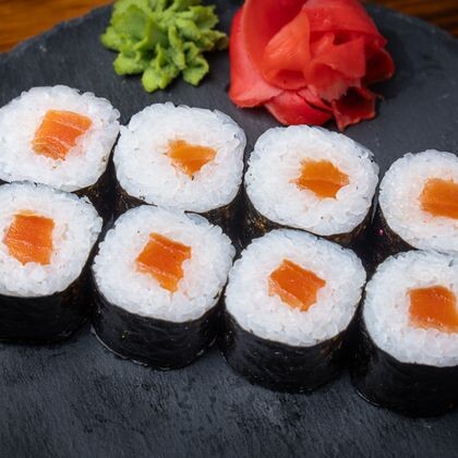 Маки с лососем