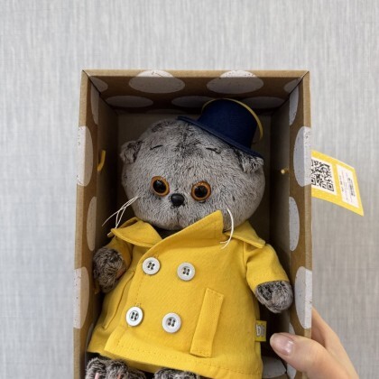 Басик BABY в тренче и шляпке