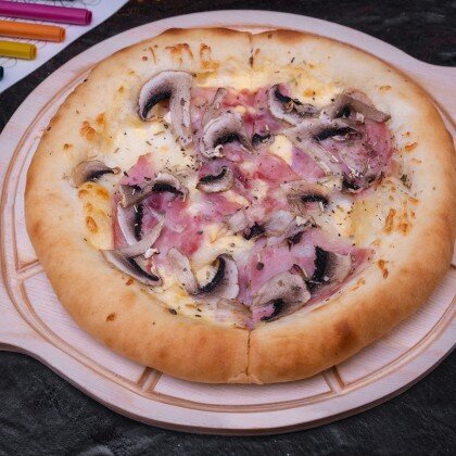 Пицца с ветчиной и грибами