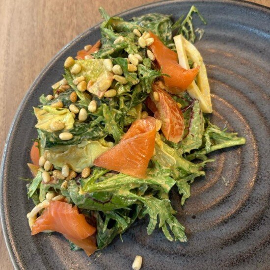 Салат с кальмаром и слабосоленной семгой