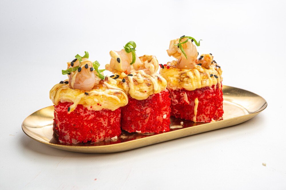 Запеченный ролл с креветкой фри и соусом Манго