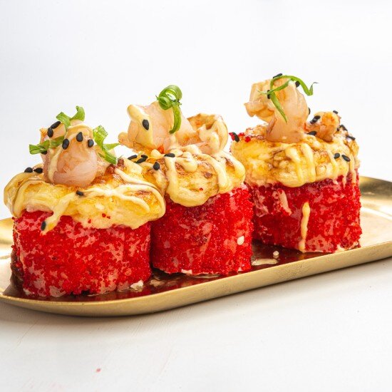 Запеченный ролл с креветкой фри и соусом Манго