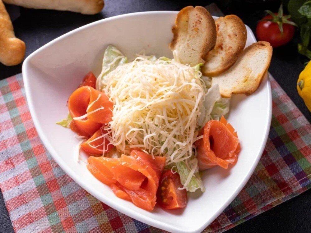 Салат «Цезарь» с семгой