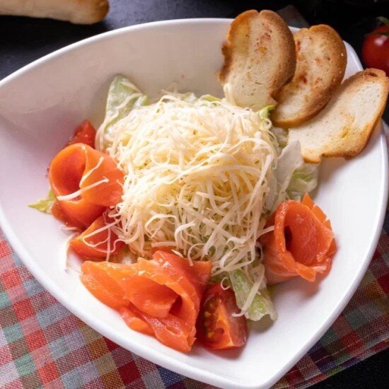 Салат «Цезарь» с семгой