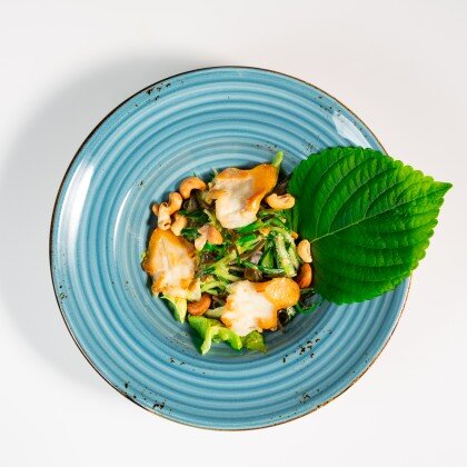 Салат из водорослей и жареным трубачом