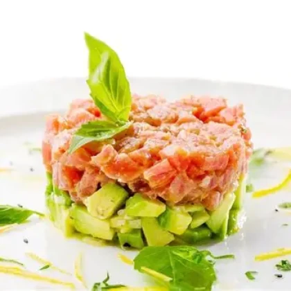 Тар-Тар из тунца с авокадо и соусом васаби