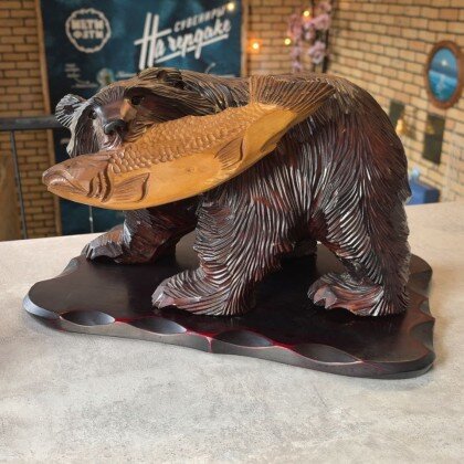 Фигура Медведь с рыбой