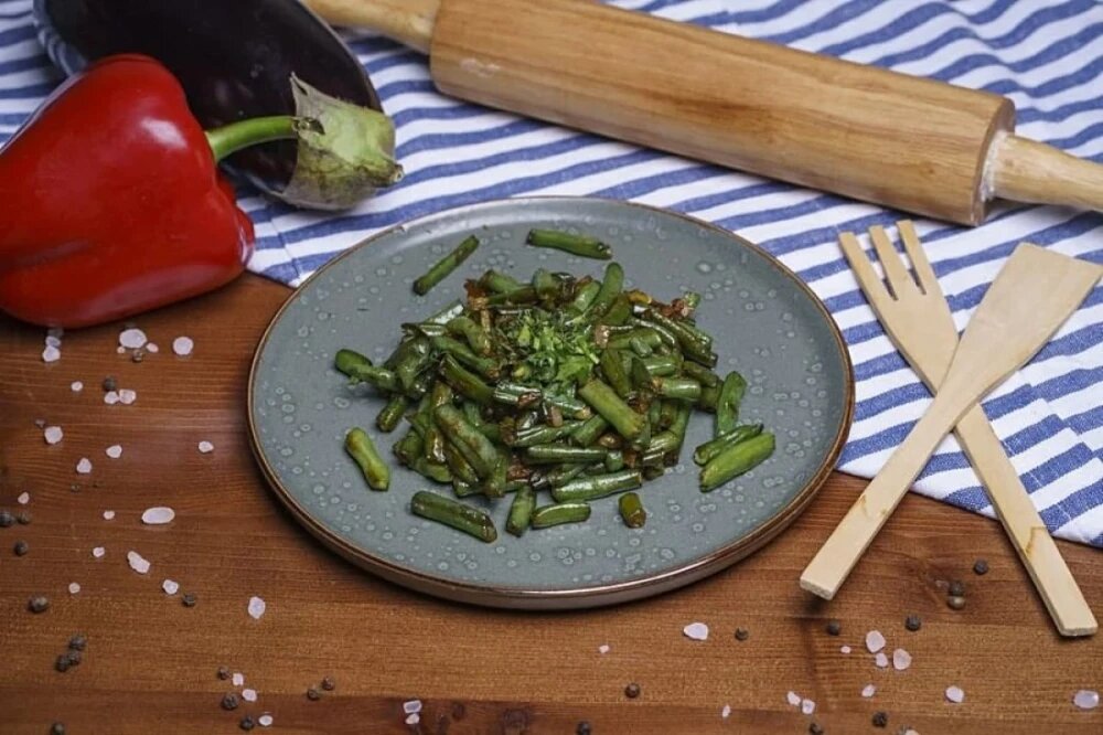 Обжаренная с луком стручковая фасоль