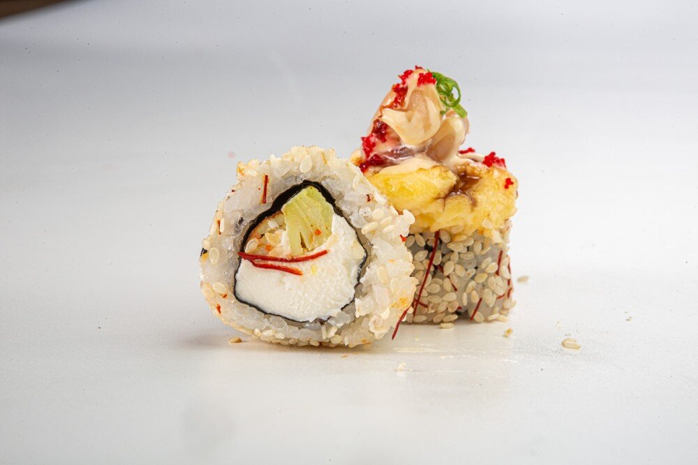 Половинка Запеченный ролл с креветкой и соусом Шрирача