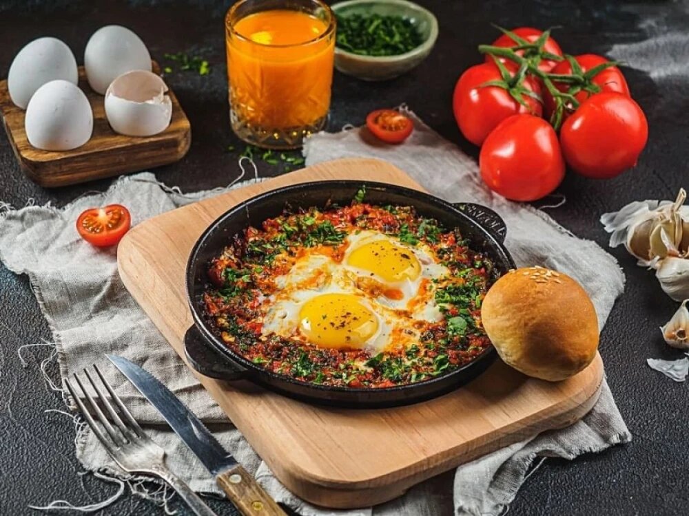 Шакшука с двумя яицами в томатном соусе
