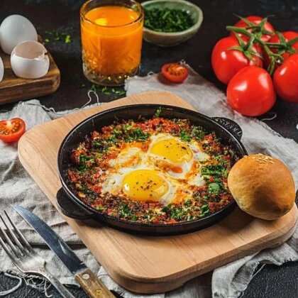 Шакшука с двумя яицами в томатном соусе