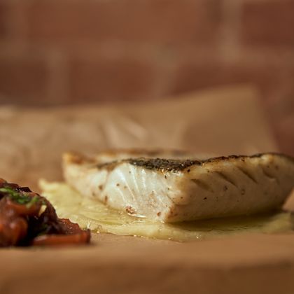 Судак на гриле с картофельным пюре и овощным соте