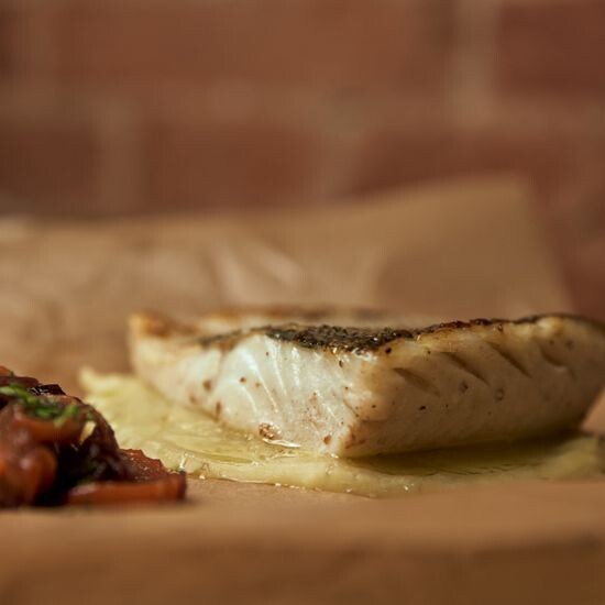 Судак на гриле с картофельным пюре и овощным соте