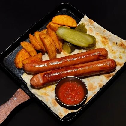 Куриные колбаски с картофельными дольками