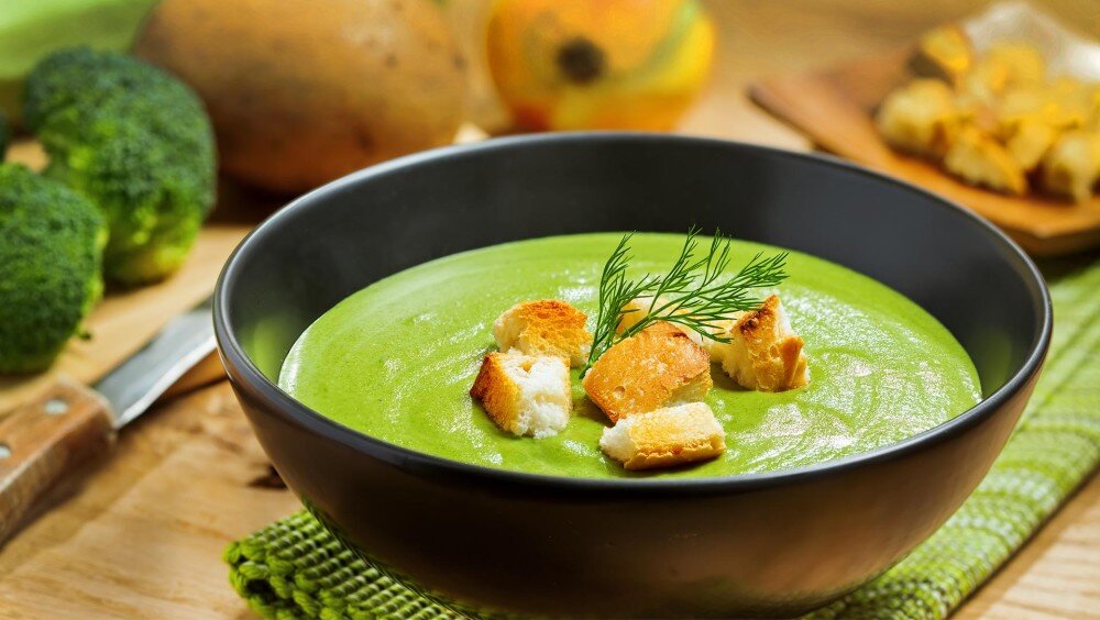 Крем суп из брокколи на кокосовом молоке и мясом краба
