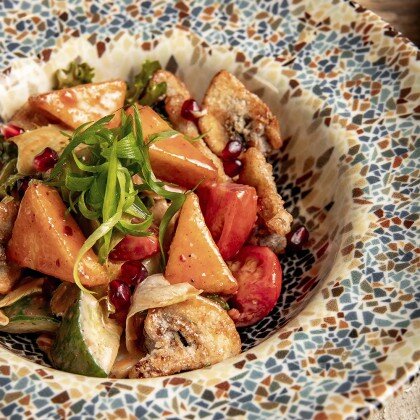 САЛАТ С КРИСПИ ШАМПИНЬОНАМИ
И ЖАРЕНЫМ СЫРОМ