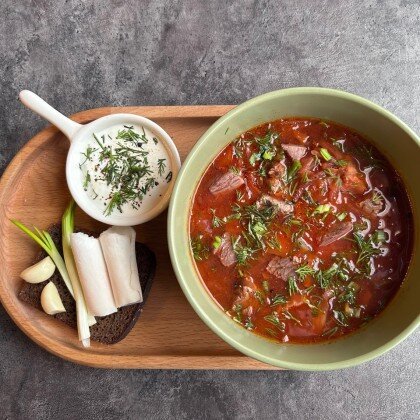 Борщ с салом, чесноком и бородинским хлебом