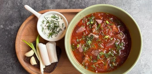 Борщ с салом, чесноком и бородинским хлебом
