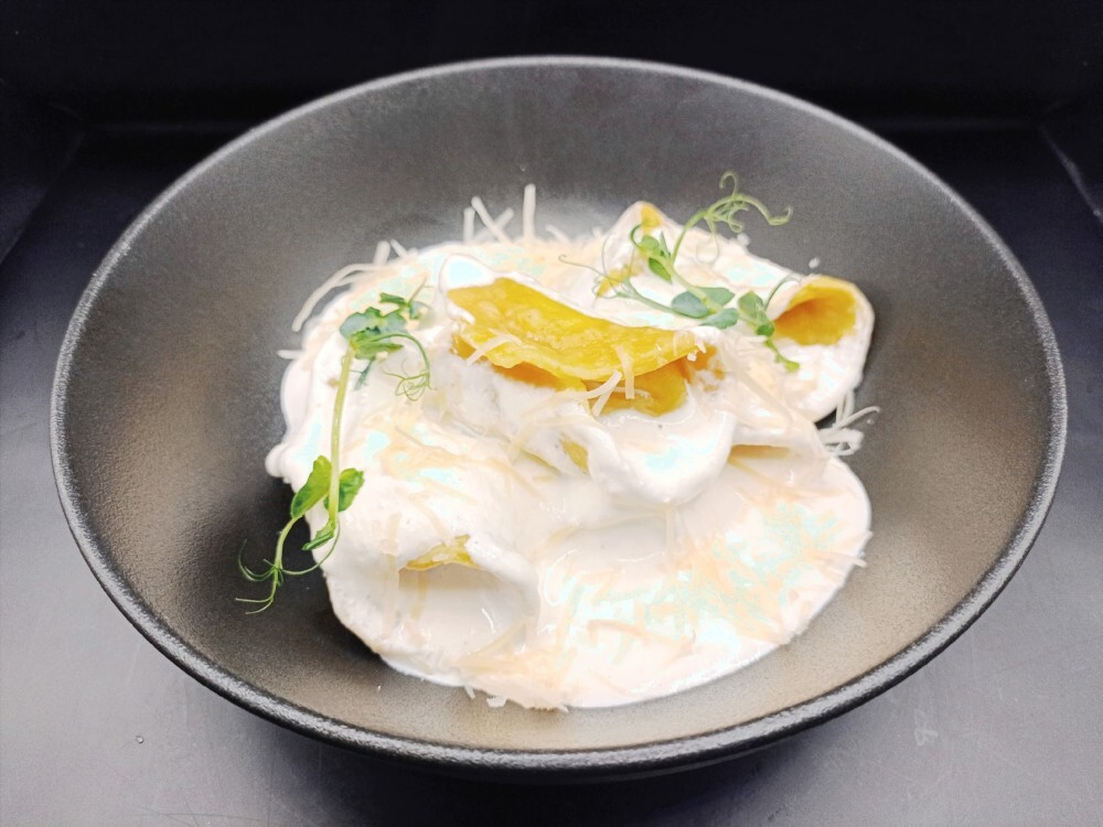 Равиоли с лососем и брокколи в сливочном соусе