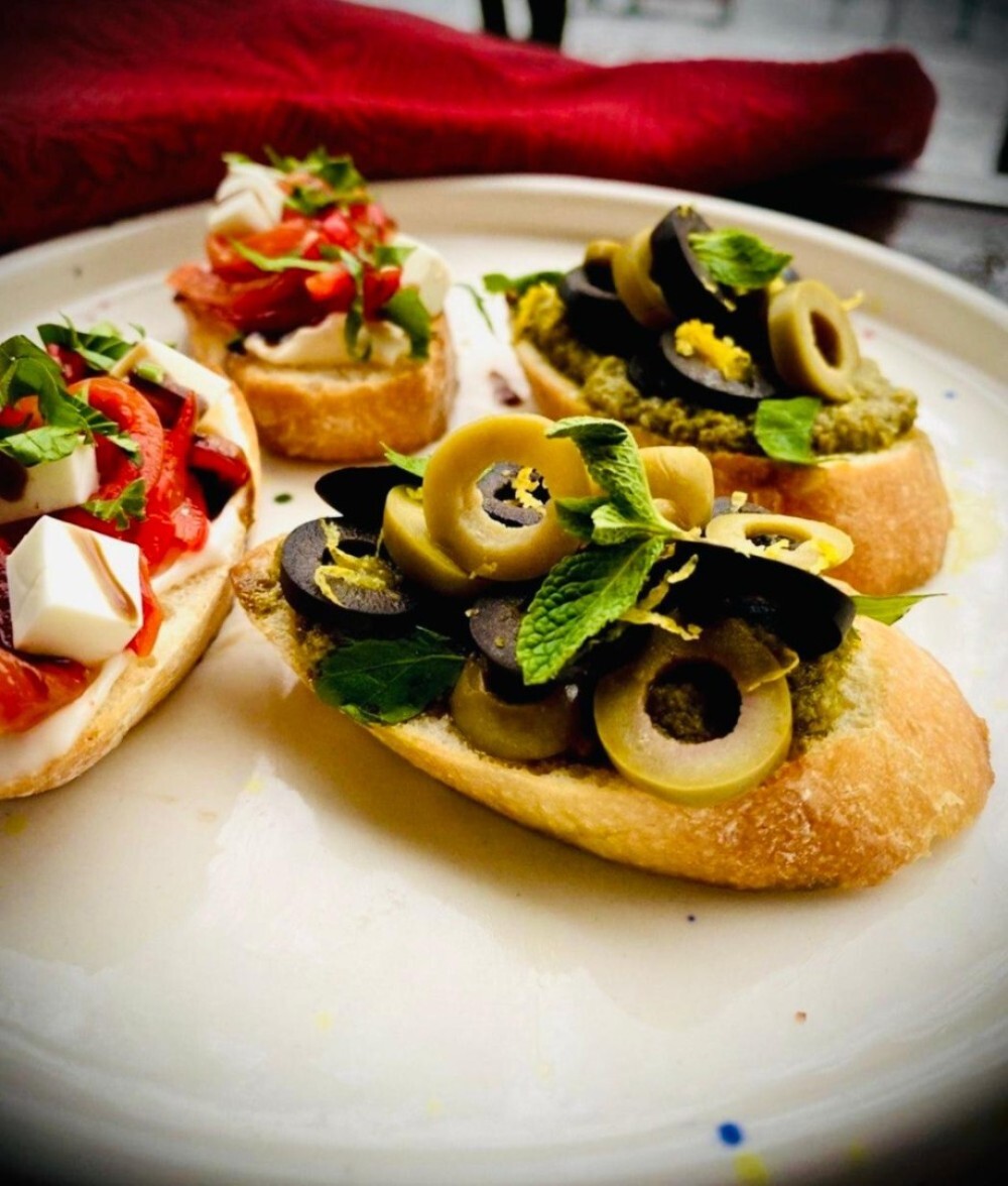 Брускетта с маслиной