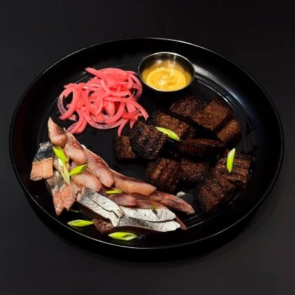 Селедка с маринованным луком и картофельными дольками