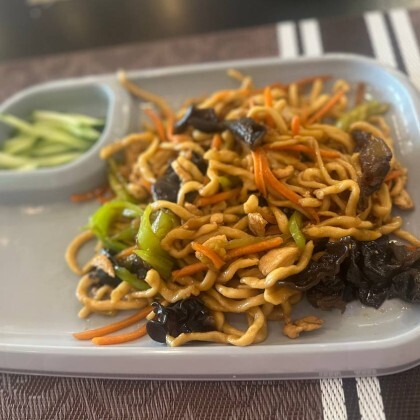 Жаренная лапша с курицей и овощами