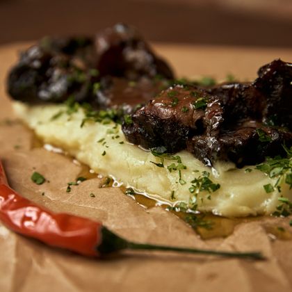 Томленые щечки с картофельным пюре