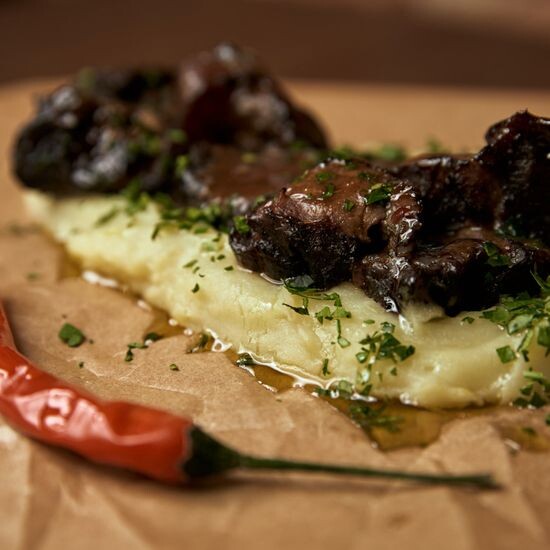 Томленые щечки с картофельным пюре