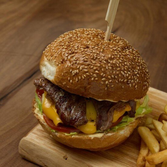 Бургер с беконом говяжьим