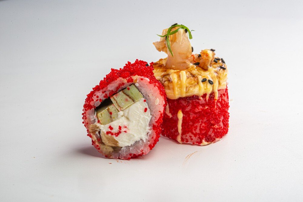 Половинка Запеченный ролл с креветкой фри и соусом Манго