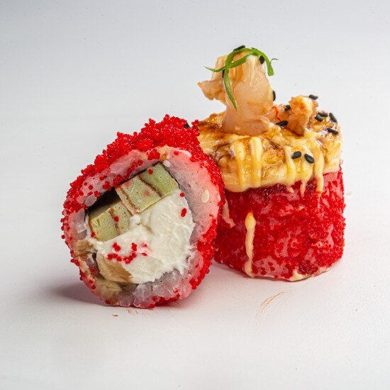 Половинка Запеченный ролл с креветкой фри и соусом Манго