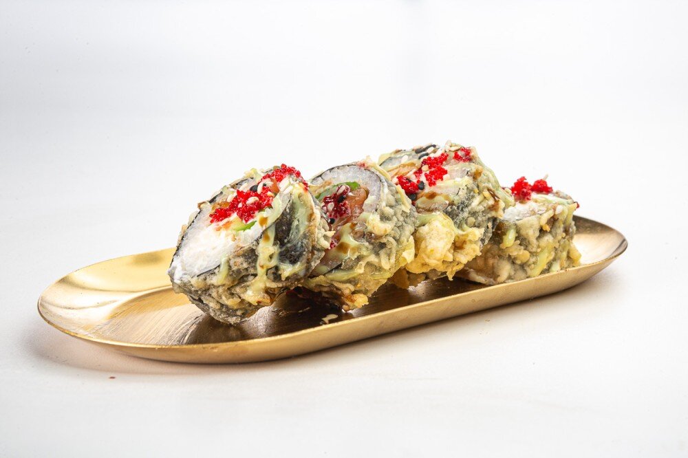 Жареный ролл с лососем