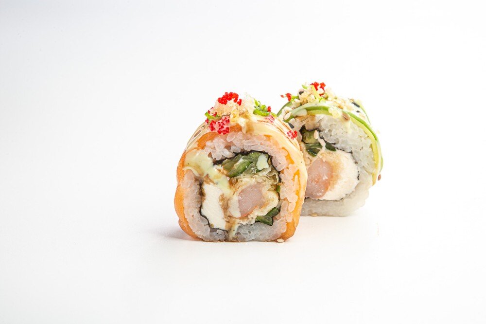 Половинка Фреш ролл с лососем и авокадо