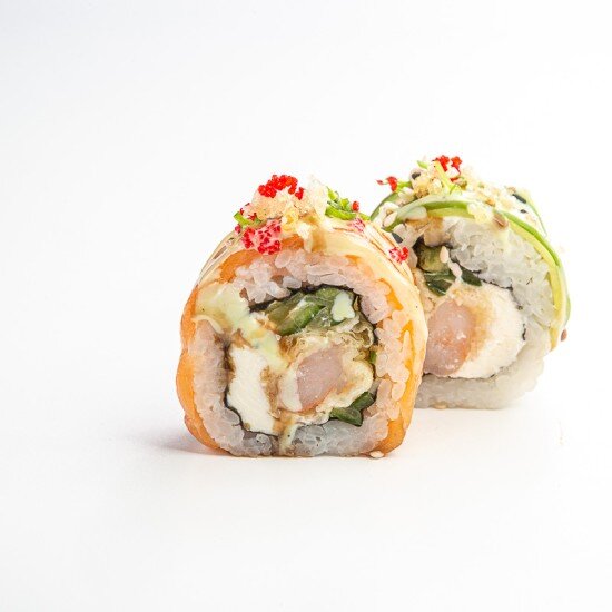 Половинка Фреш ролл с лососем и авокадо