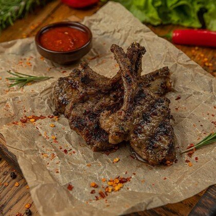 Каре ягнёнка с соусом сацебели