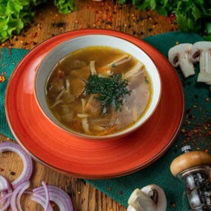 Домашний суп-лапша с курицей и белыми грибами
