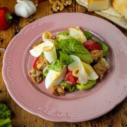 Тёплый салат из запеченного бедра цыпленка с копчёным сулугуни