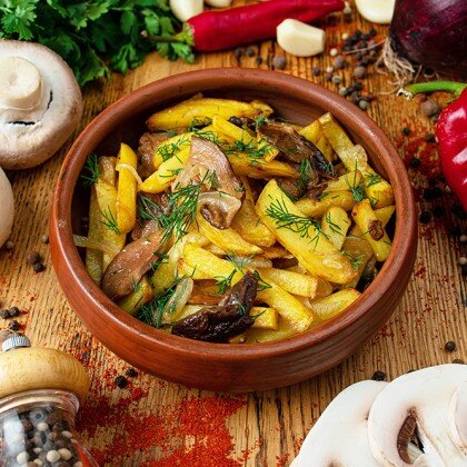 Жареный картофель с белыми грибами