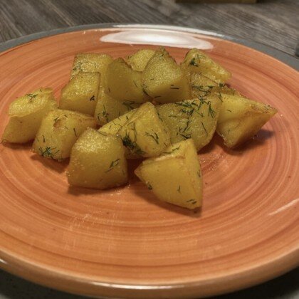 Золотистый картофель с чесноком и зеленью