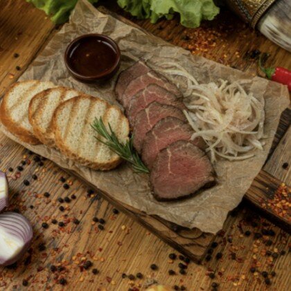 Ростбиф с маринованным луком и фирменным соусом