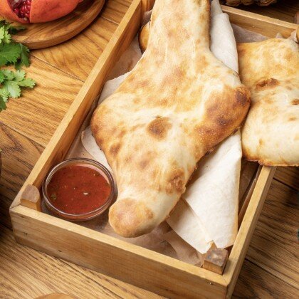 Хлебная корзина с соусом сацибели