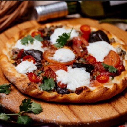 Открытое хачапури с печеными овощами, рубленой говядиной, сыром страчателла