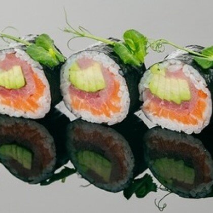 Ролл с лососем, тунцом и авокадо (8 шт)
