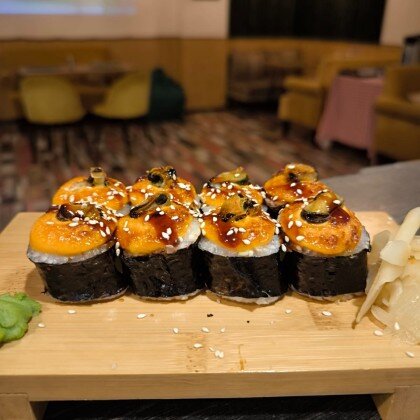 Запеченный спайси ролл с мидиями