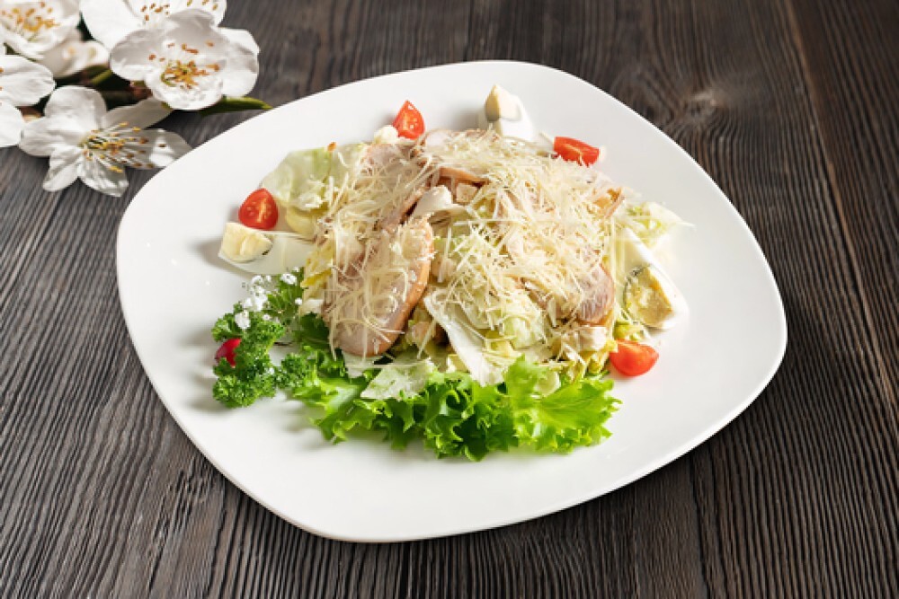 Салат Цезарь с курицей
