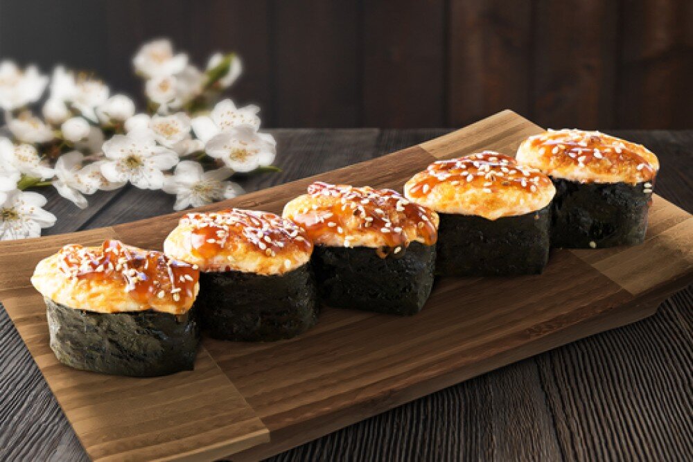 Запеченные суши с яки соусом