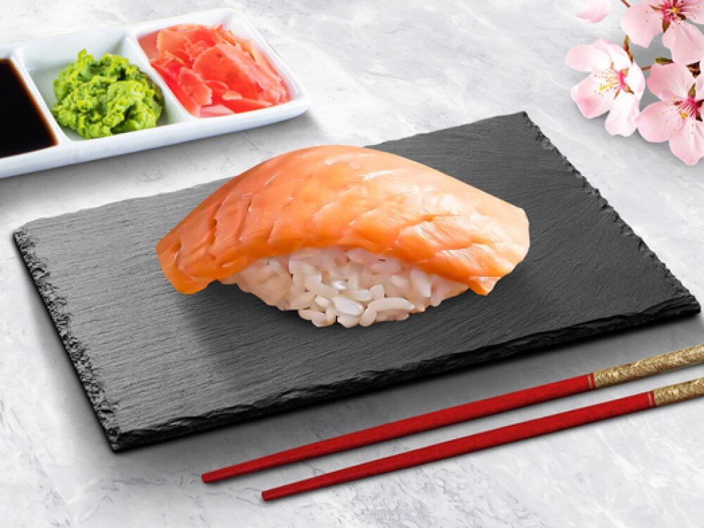 Нигири с копченым лососем