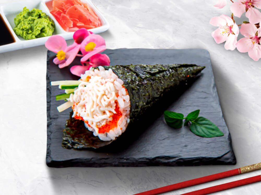 Ручной ролл со снежным крабом