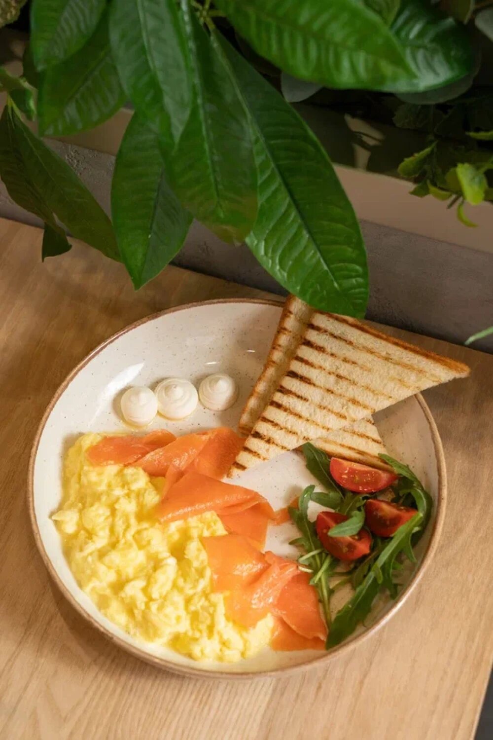 Скрэмбл с форелью