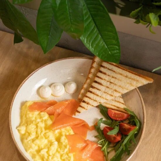 Скрэмбл с форелью